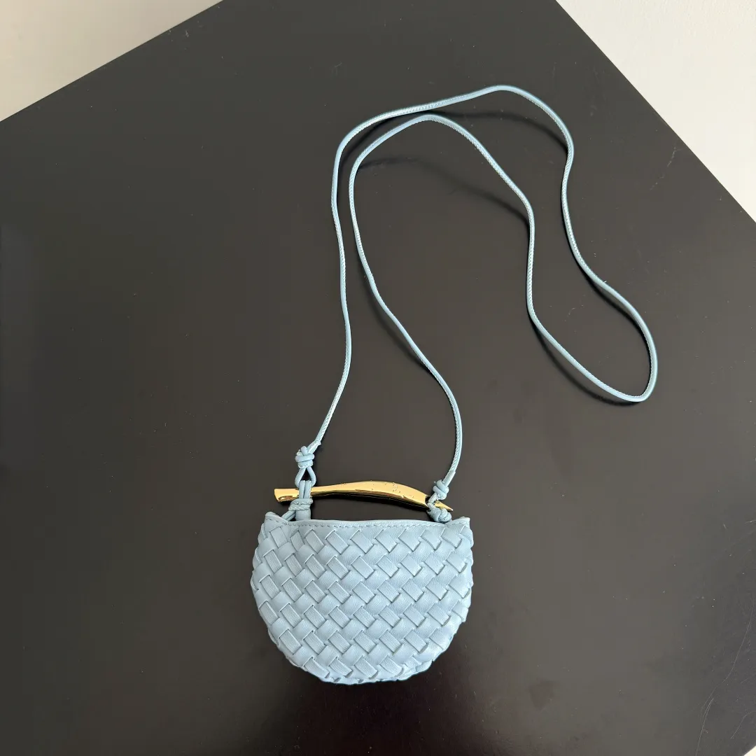 Batch 760 BV Miniature Sardine Cute and charming bag hanger. Why does it look so good on the bag‼ ️Extremely healing♥️The versatile bag shape matches the dopamine color, which makes me feel better😍It can also be carried as a small bag, it’s so beautiful. Sardine is a dream of a work of art (Bird In Space Bird in the Sky). We all call this a walking work of art♥️ Style number: 836834 Color: light blue Size: 10*7*1.5cm